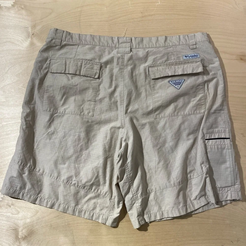 Columbia Men's Tan PFG  Cargo Shorts 42 (OM)